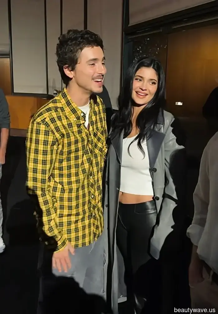 Quando i jeans sembrano troppo casual, le It Girl di L.A. indossano la tendenza dei pantaloni codificati Y2K di Kylie Jenner.