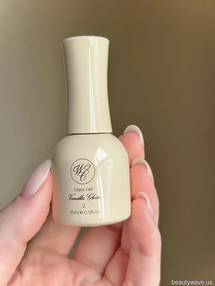 Sie sind nicht milchig, sie sind glasig&mdash;Harriet Westmoreland hat diesen neuen Nageltrend fest auf die Karte gesetzt.