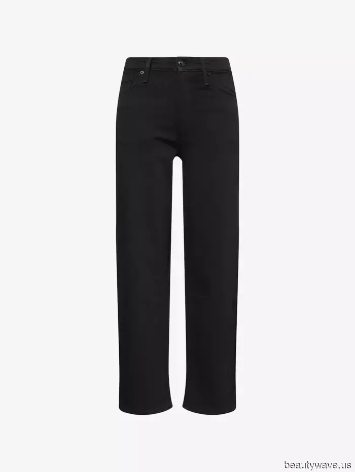 Les jeans avec des bottines ne sont pas une nouveauté, mais personne ne les porte aussi bien que les Parisiens.