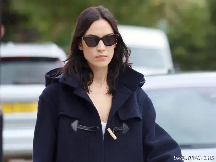 More Stylish Than a Puffer Coat—Alexa Chung Sported the Autumn Trend That Elevates Jeans to a Chic Level