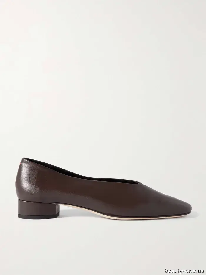 Rote Jeans sind im Trend, das sind die genauen Schuhfarben, die am schicksten dazu aussehen.