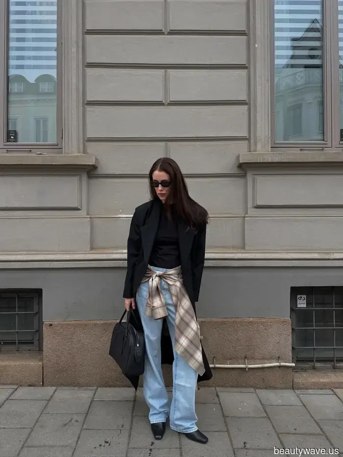 Forget Trendy Shoes—This Is the "Boring" Style That Everyone Is Pairing With Straight-Leg Jeans.