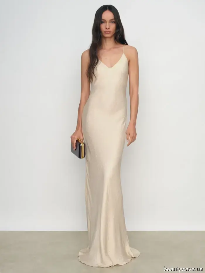 Siennas "Naked" Slip Dress und Goldschuh-Kombination aus den 90ern sind so Carrie Bradshaw-codiert