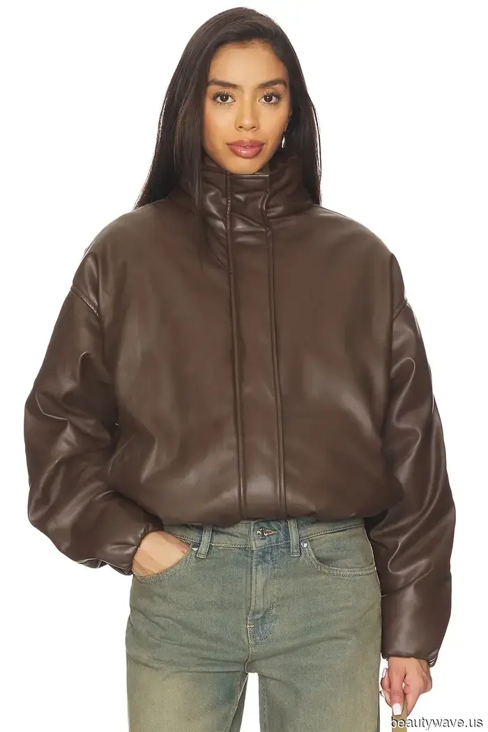 Le nuove regole delle giacche a collo alto: niente suede, niente khaki, solo questo stile specifico.