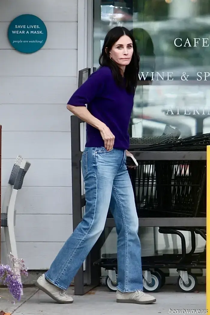 Courteney Cox weiß, dass diese schicke Trainerfarbe viel teurer aussieht als Weiß