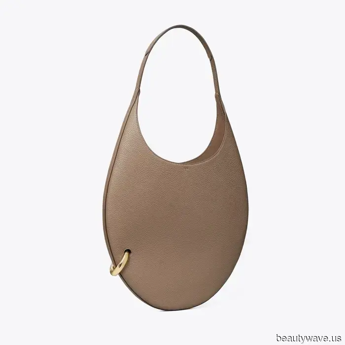 Tory Burch hat gerade eine Taschenversion ihrer viralen durchstochenen Mules veröffentlicht, und wir sind besessen davon.