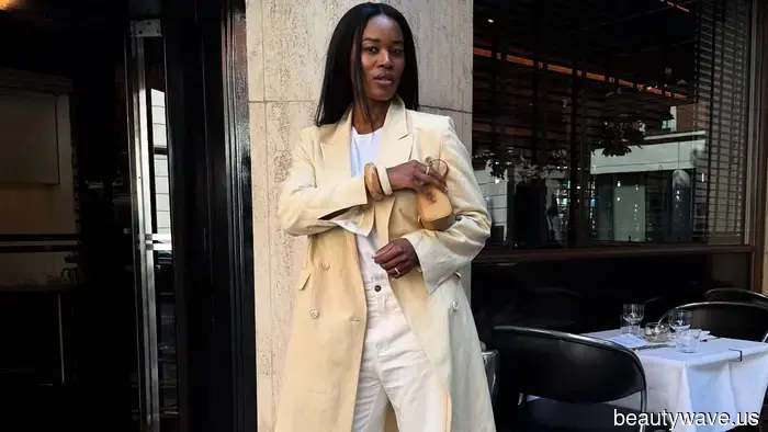 Модные люди в Париже собираются сочетать свои джинсы с этим очевидным элементом верхней одежды осенью.