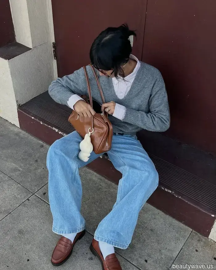 Hell gewaschene Jeans sind zurück&mdash;4 Schuhfarbentrends, die Modeleute dazu tragen.