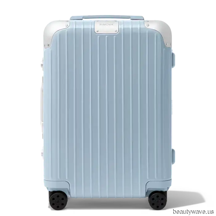 Olivia Dean ha appena volato per 18 ore con il completo di jeans e giacca di pelle che indosserei per una serata a Londra.