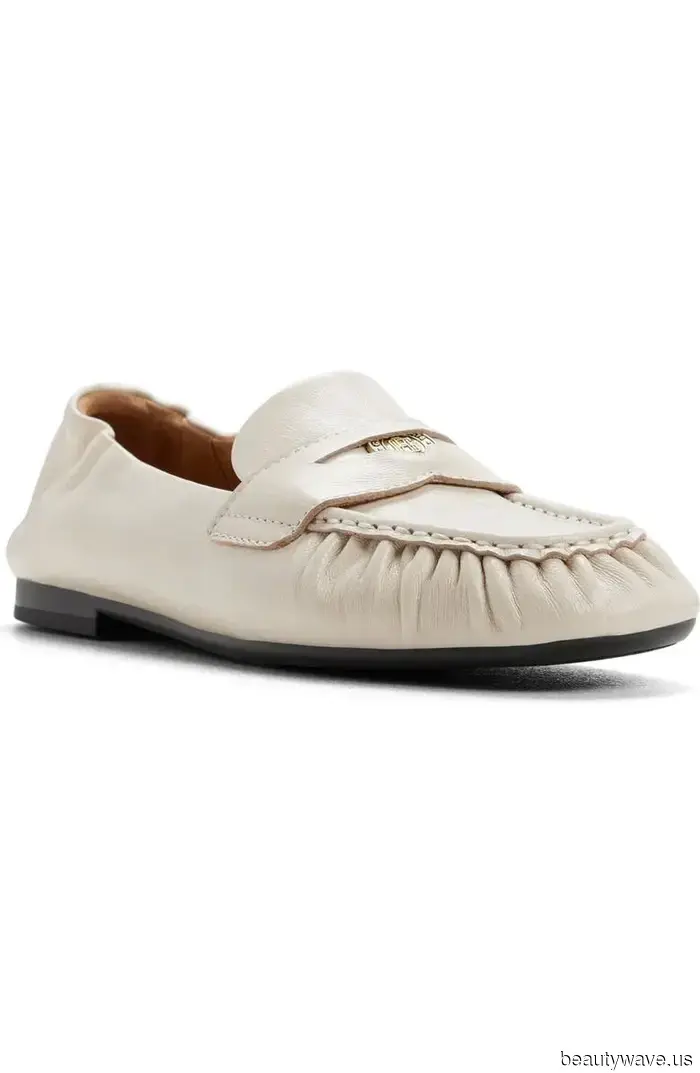 Los zapatos planos elegantes pero cómodos que la gente de moda conoce elevan los jeans en cuestión de segundos.