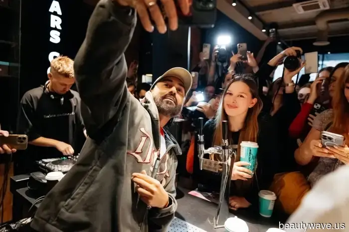 Sottile "suggerimento": il principale lirico del paese MOT in STARS COFFEE