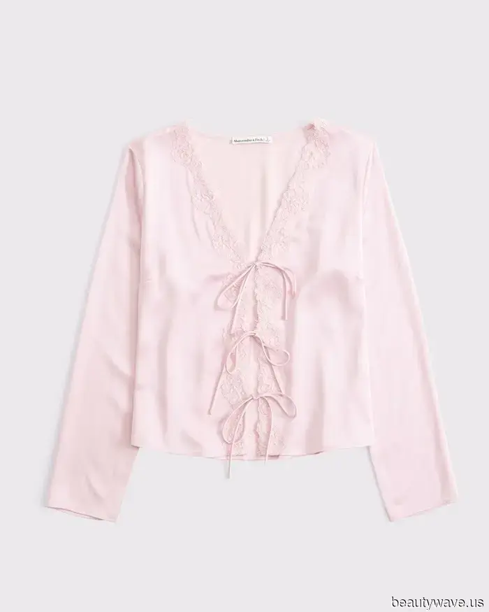 Throughout Paris Fashion Week, everyone was pairing leggings with this shoe trend, and I'm making a note of it.