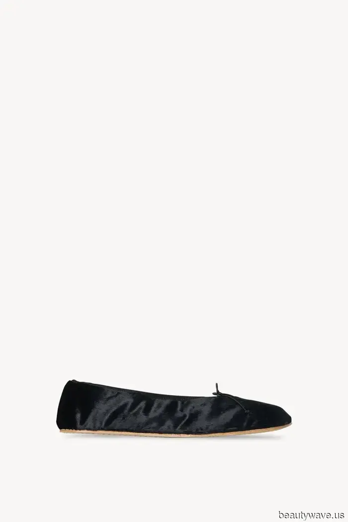 I Frequent Flyer nel 2026 Giurano sui Viral Still Here Jeans e su Questa Tendenza delle Scarpe Basse per Apparire Cool
