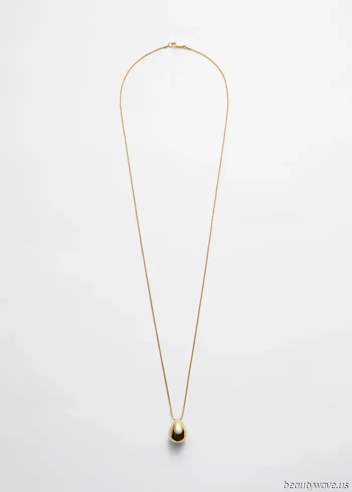 The Stylish Jewelry Trend That Everyone Fashionable is Pairing with White T-Shirts