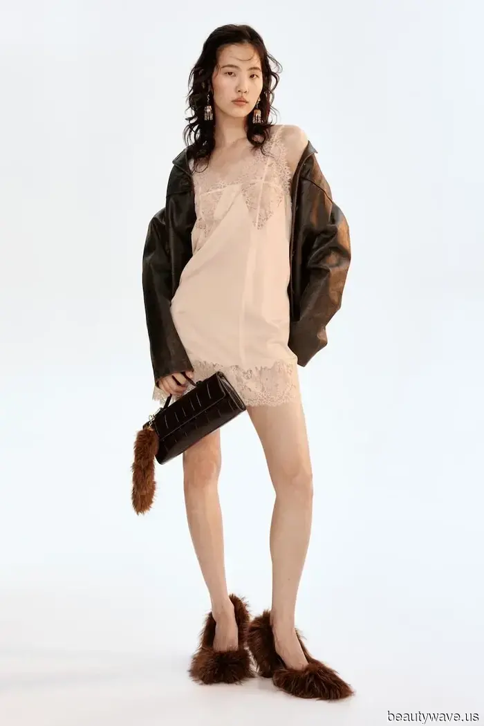 Sujeta los LBD, pausa con el vestido desnudo&mdash;esta es la tendencia de la temporada de fiestas que las personas más elegantes llevarán en su lugar.