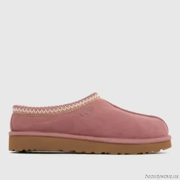 Ja, UGGs können passé wirken, aber genau diese Jeans‑und‑Jacken‑Kombination lässt sie schick erscheinen.