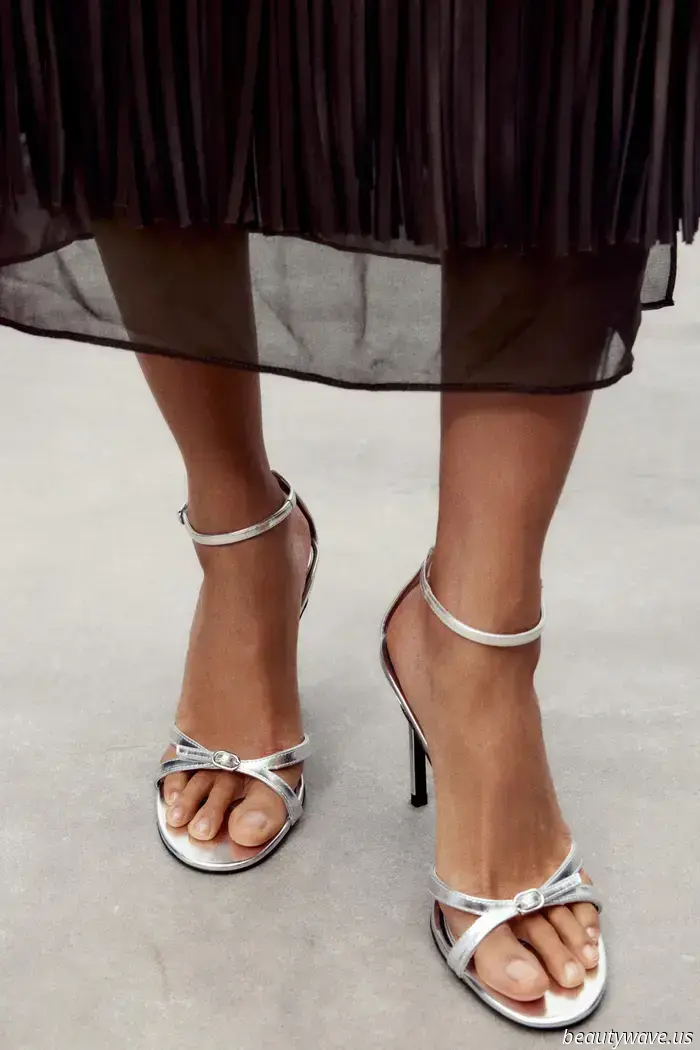 The Trend of Chic-Looking Sandals That Fashionable Girls Are Pairing With Baggy Jeans and White T-Shirts