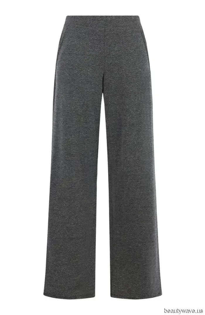 Vestir de negro es genial, pero este color de atuendo se ve aún más genial con zapatillas.