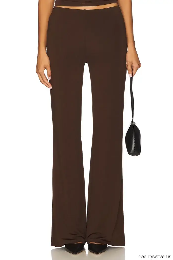 Il completo pantaloni e top elevato che sto copiando da persone a Parigi e NYC che non è una maglietta e jeans