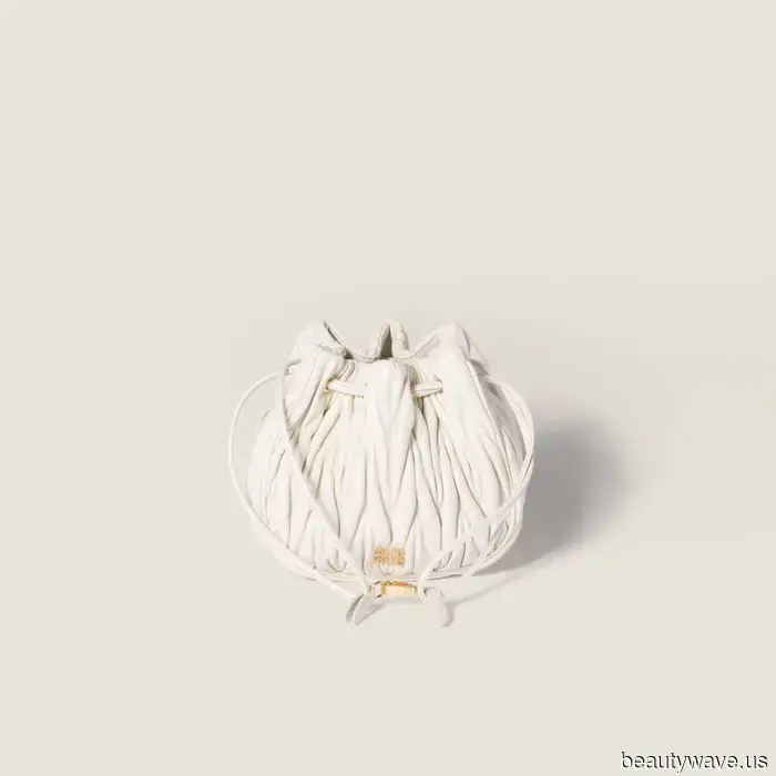 Victoria Beckham ci ha appena mostrato esattamente come indossare alcune delle tendenze cromatiche più importanti dell'inverno 2025.