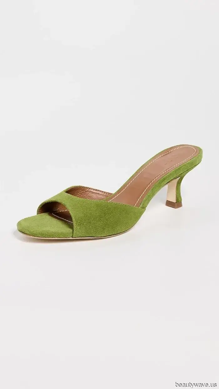 Hailey Bieber acaba de decir que este estampado clásico se ve tan 2025 cuando se combina con este color de zapato poco convencional.