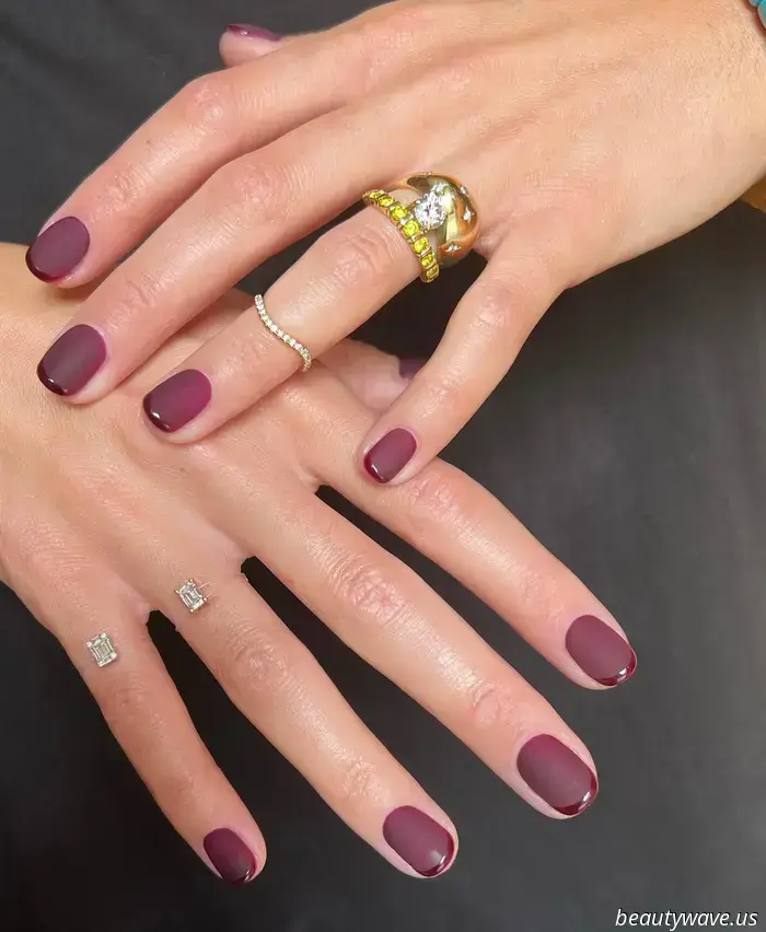 Es oficial: esta es la forma más elegante de llevar la manicura francesa este otoño.