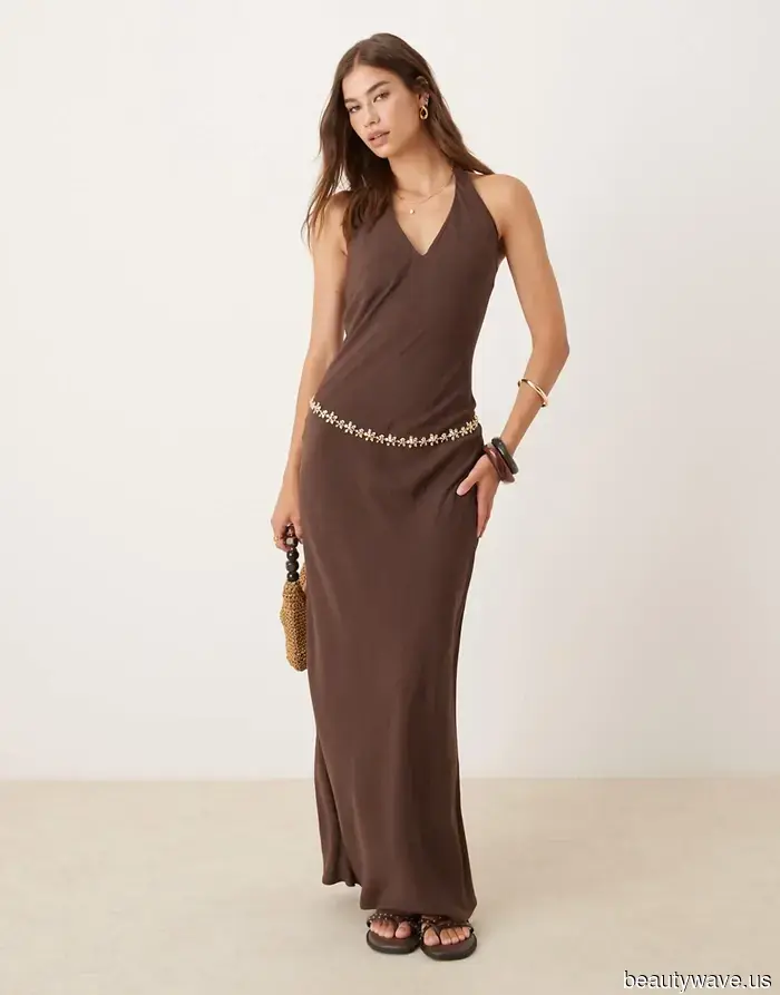 Este vestido sencillo de los años 2000 está en la maleta de todas las personas de moda este verano.