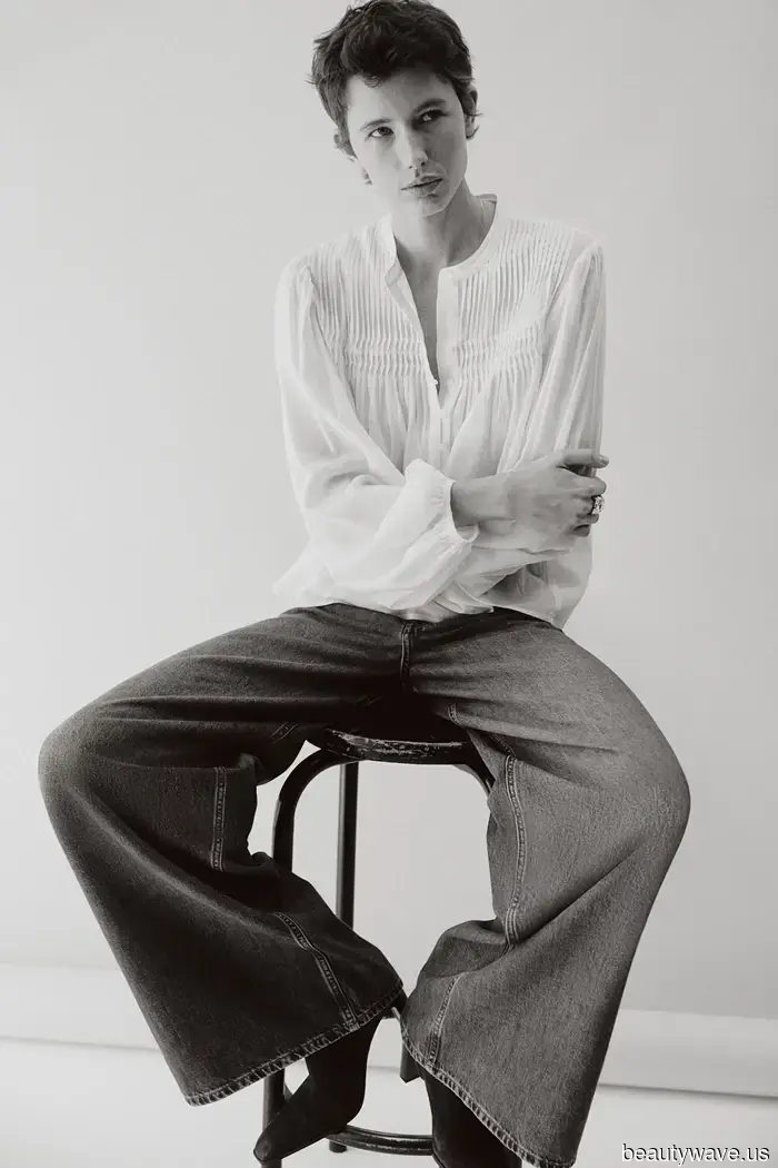Boho blouses are currently trending, but I believe they pair best with this particular jeans style.