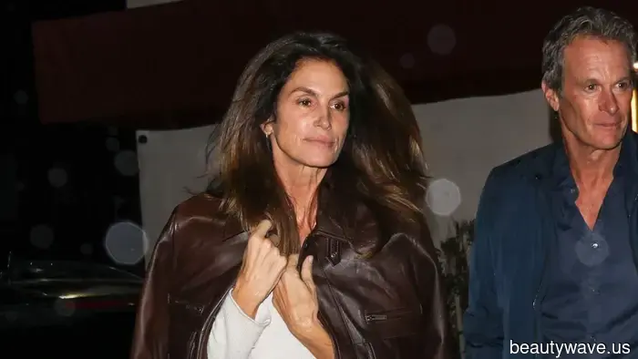 Cindy Crawford trägt dieses '90er-Supermodel-Jeans-Outfit seit 25 Jahren&mdash;und es ist immer noch genauso…
