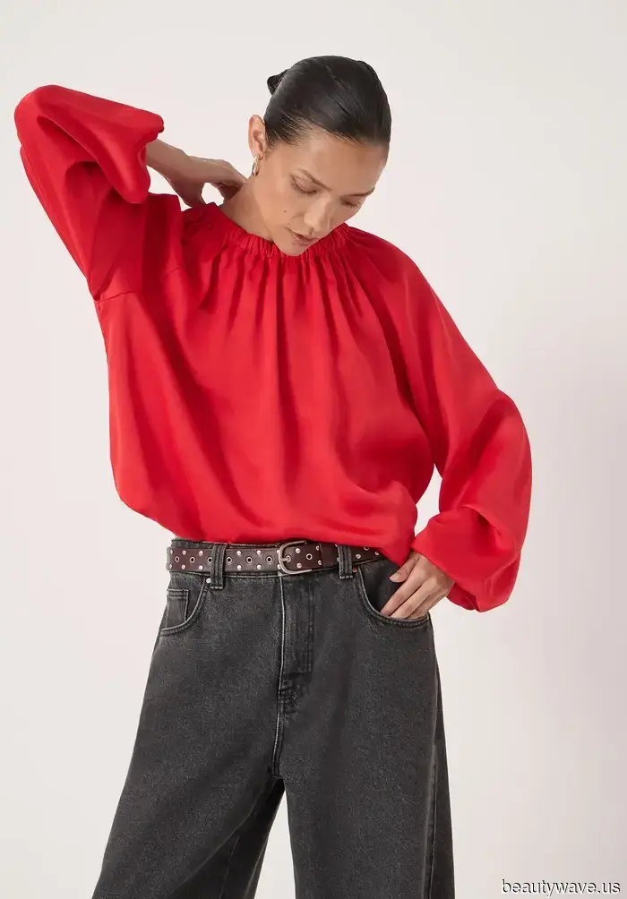 Farewell to Dull T-Shirts! This Stylish Blouse Trend Pairs Much More Elegantly With Jeans.