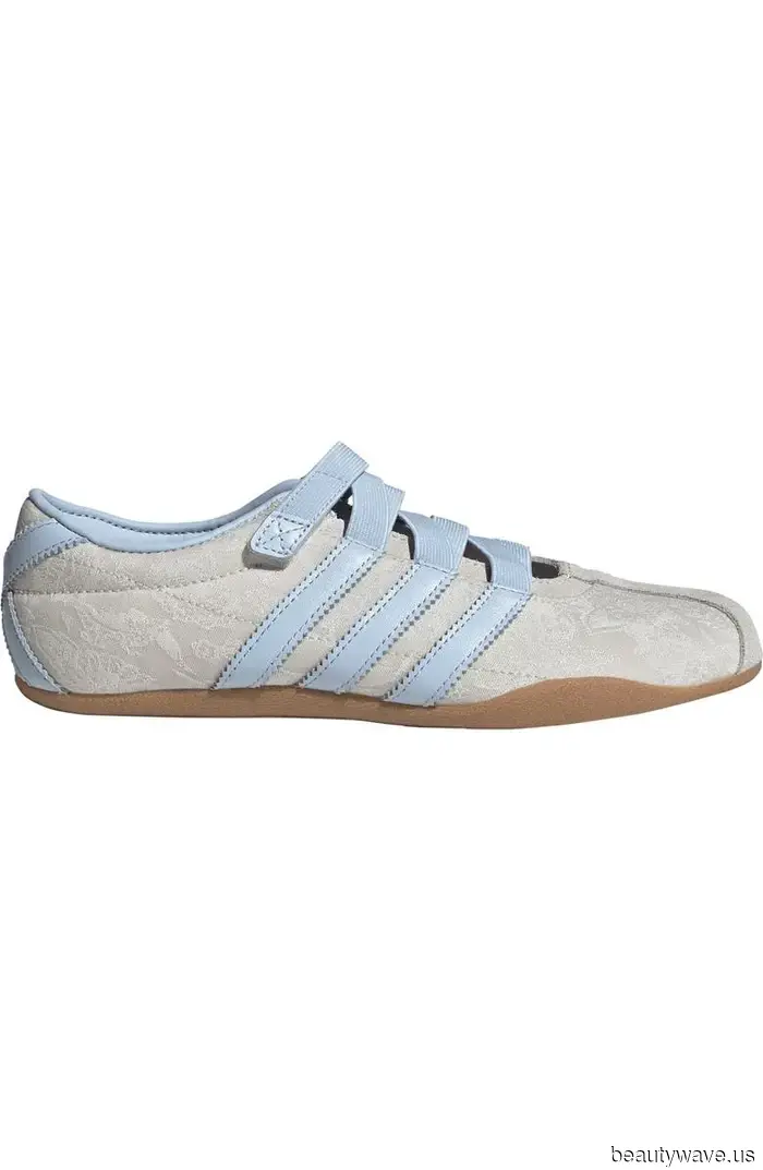 Estoy usando zapatillas, sandalias y zapatos planos hasta nuevo aviso—me gustan estos 28 de Nordstrom.