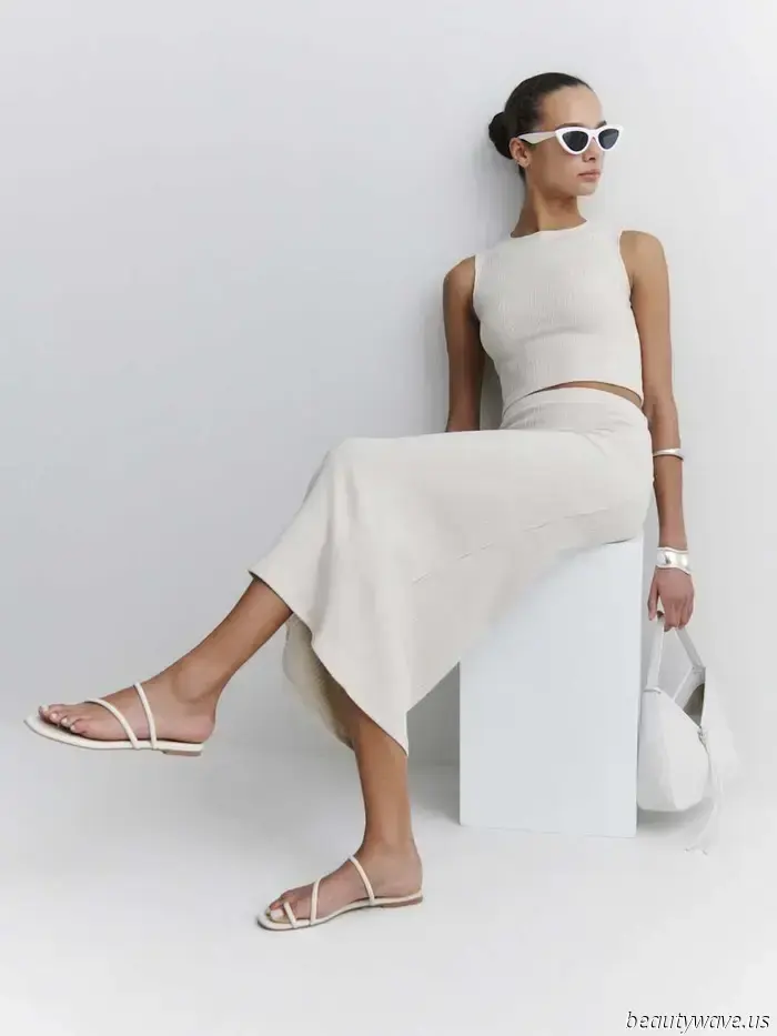 These sandals used to appear "cheap," but they have now evolved into something elegant.