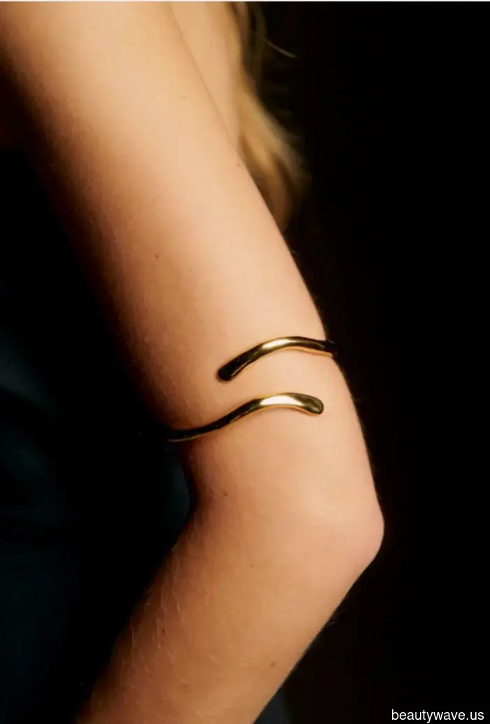 Wherever I turn, fashion enthusiasts are unexpectedly embracing this "controversial" micro trend for the summer.