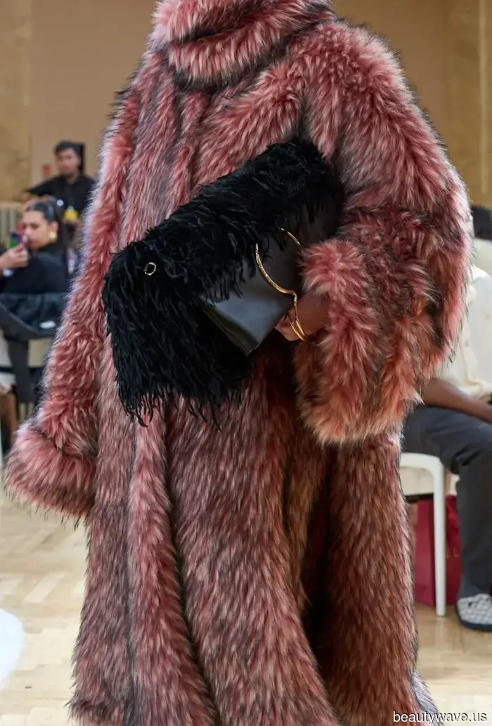 Ich weiß, dass du ein Mode-Mensch bist, wenn du eine dieser 7 Winter-Handtaschen-Trends trägst.