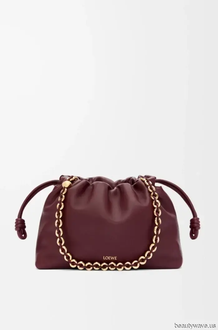 Tra tutte le nuove borse di design, le donne eleganti continuano a tornare a questo stile senza tempo e anti-tendenza.