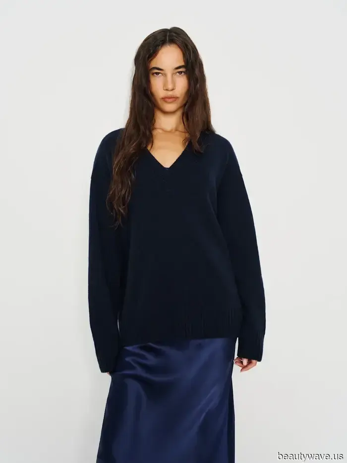 Wherever I go in London, I see the trendiest people sporting this navy jumper.