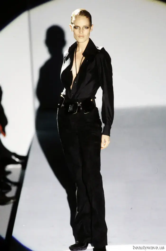 Questa tendenza della camicia in satin sembra uscita direttamente dall'era Gucci di Tom Ford&mdash;7 modi in cui le persone della moda stanno…
