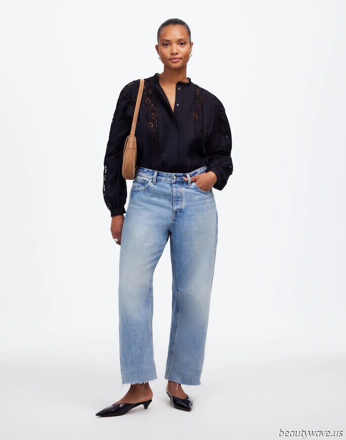 Not Skinny, Not Wide-Leg—The Unique Denim Style Frequent Travelers Often Choose to Wear at the Airport with Sneakers.