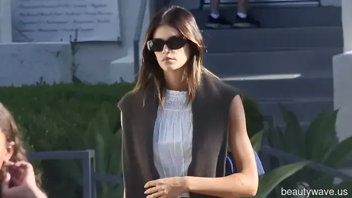 Nicht Schwarz, Nicht Weiß&mdash;Diese elegante Schuhfarbe sieht immer am schicksten zu Marineblauen Hosen aus.