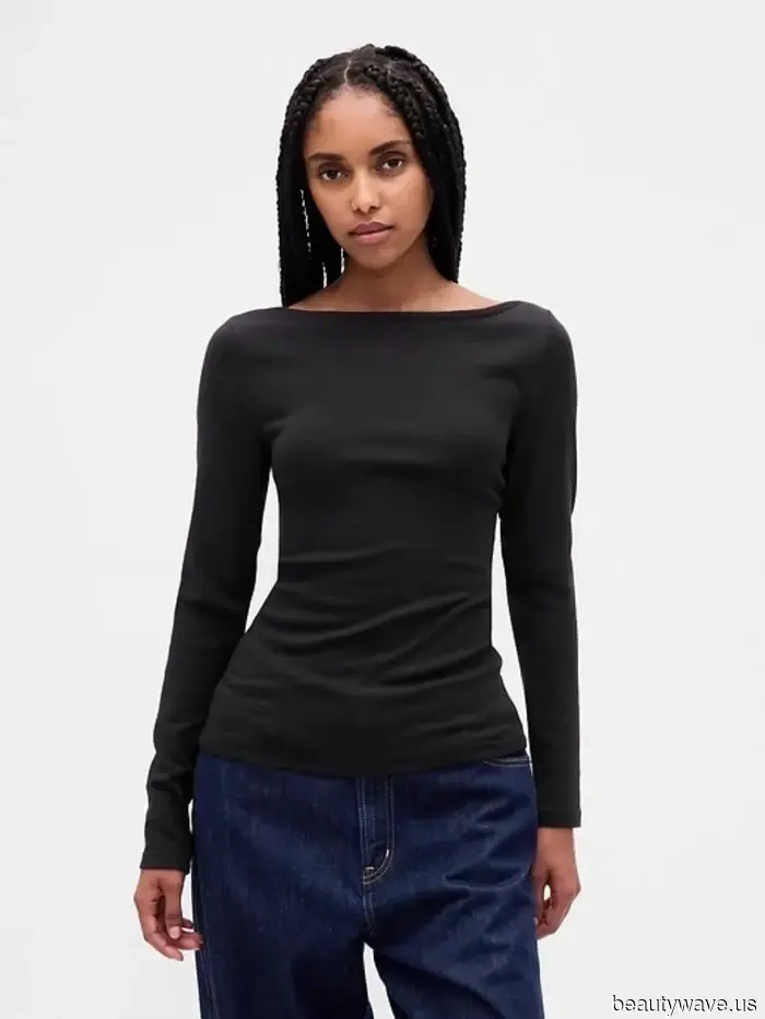 Los jeans azules están bien, pero para el otoño, las personas elegantes saben que esta controvertida tendencia de denim se ve más rica.