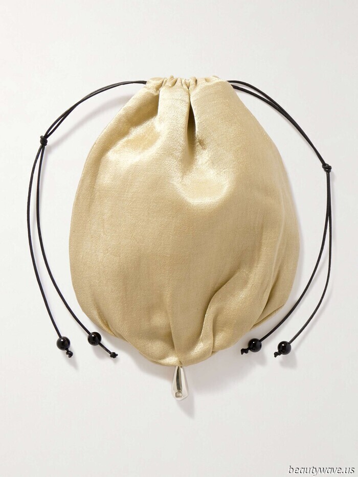 More Stylish Than a Shoulder Bag, More Laid-Back Than a Clutch—The Bag Trend That Only Fashionable Individuals Are Aware Of