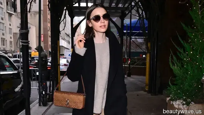 Lily Collins acaba de usar la tendencia de zapatos planos de lujo que hace que los pantalones de chándal se vean elegantes en lugar de perezosos.