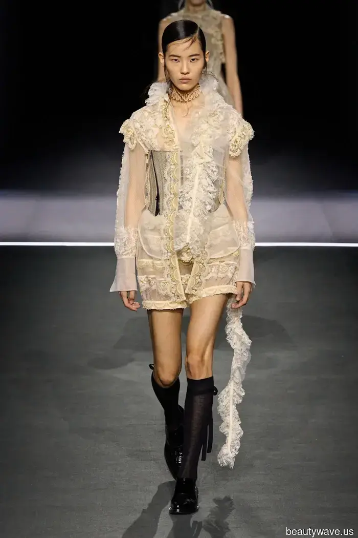 Не хлопок, не лен&mdash;это модная белая рубашка, которая может определить осень 2025 года