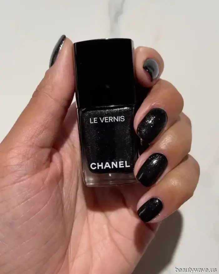 Cada individuo chic está usando uñas de "Navidad Gótica" en este momento&mdash;6 conjuntos vampíricos que actualmente…