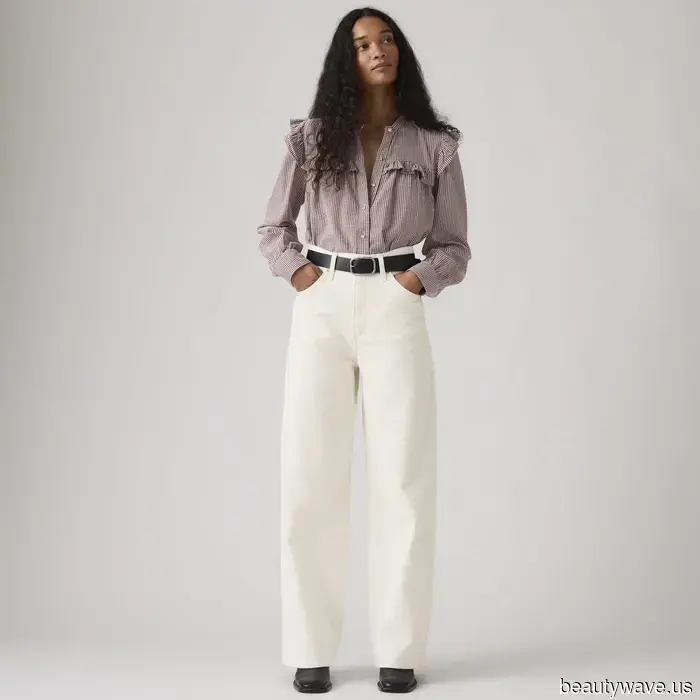 Avvistato a Parigi: Il Trend del Colore Denim che le Donne Francesi Indossano Quando Sono Stufe dei Jeans Neri