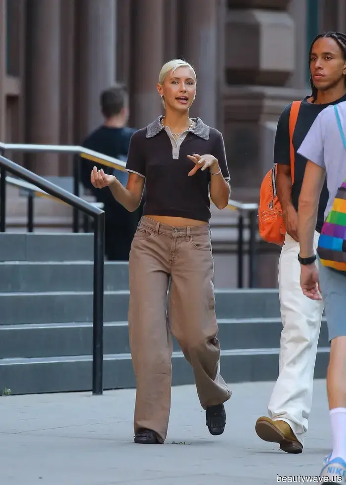 Kaufe keine blauen Jeans, bis du den Denim-Farbtrend siehst, den It-Girls mit Loafers tragen.