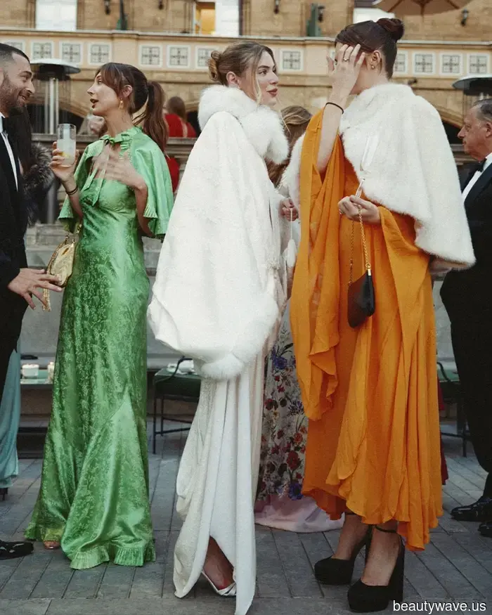 Questa sposa stilista ha indossato un abito da sposa ispirato al vestito di Audrey Hepburn in My Fair Lady.