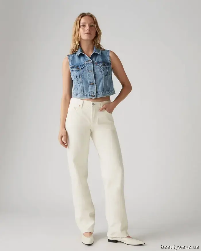 Questo è il modo di New York di indossare i jeans anti-tendenza del colore con cui le donne francesi sono ossessionate.