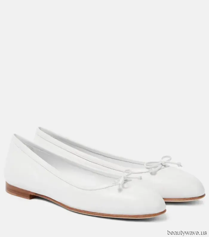 Le ballerine colorate che le ragazze stanno indossando con i pantaloni estivi non sono nere o marroni&mdash;sono molto più cool.