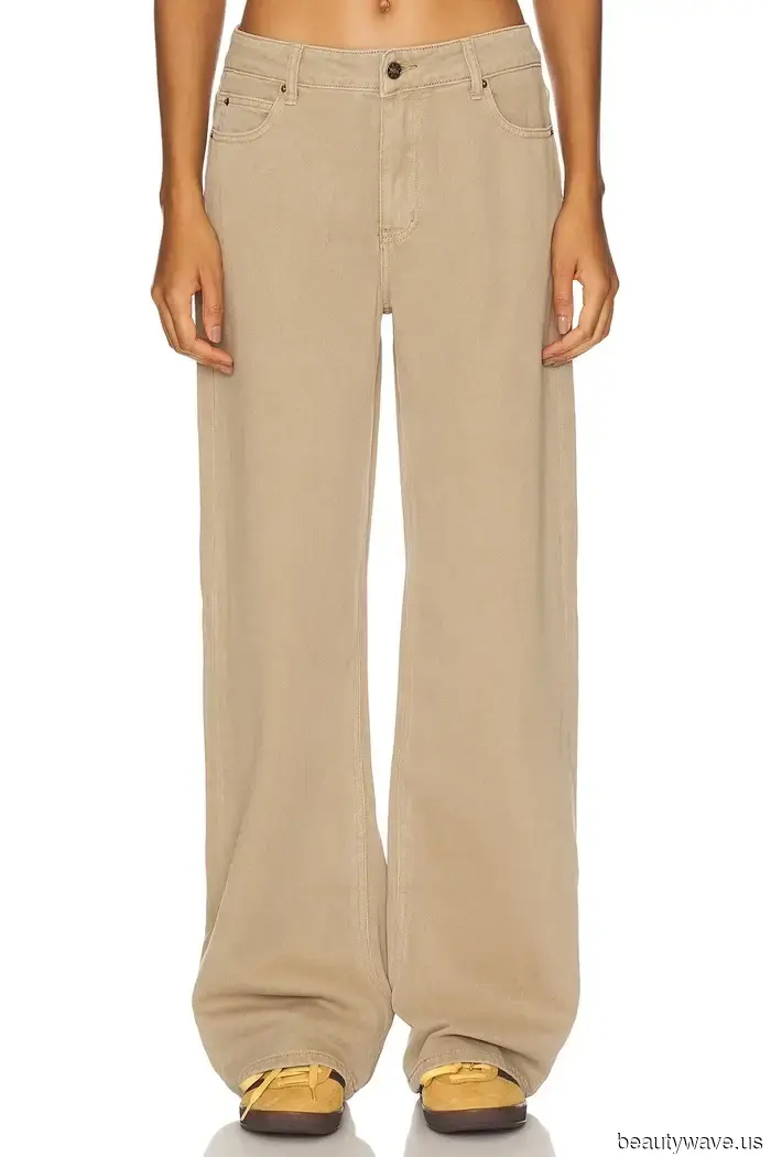 Parisian It Girls Keep This Flat-Shoe Trend in Their Closets to Pair with Jeans